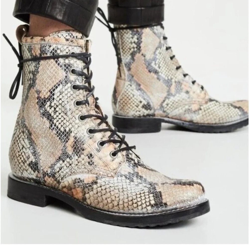 FRYE Veronica Snakeskin Embossed Leather Lace Up Combat Boot Tan Black SIZE 8 - Picture 1 of 8